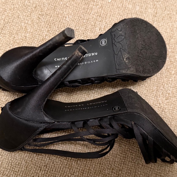 Size 8 -  Chinese Laundry Black Heels - Picture 5 of 5